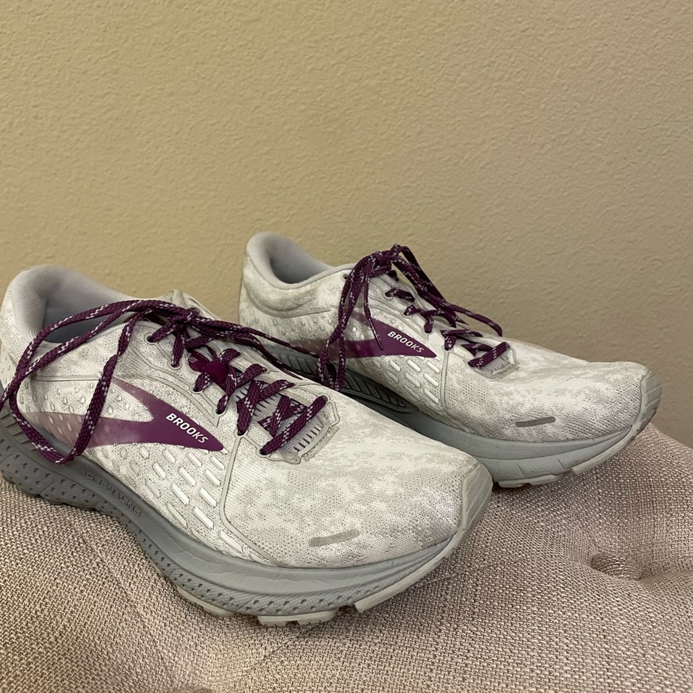 Brooks Adrenaline GTS 21 Running Shoe